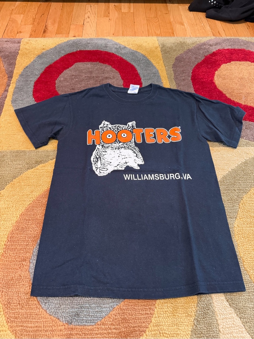 Hooters Girl Gildan Black Graphic Tee Shirt Williamsburg, VA Unisex Size Small